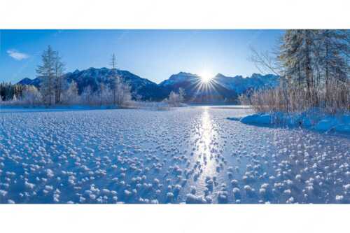 Bei großer Kälte und ohne Niederschlag bilden sich tausende Eisrosen am Barmsee - Filigran - Seitenverhältnis 2:1 - Barmsee mit Karwendel - weitere Infos unter https://www.kriner-weiermann.de