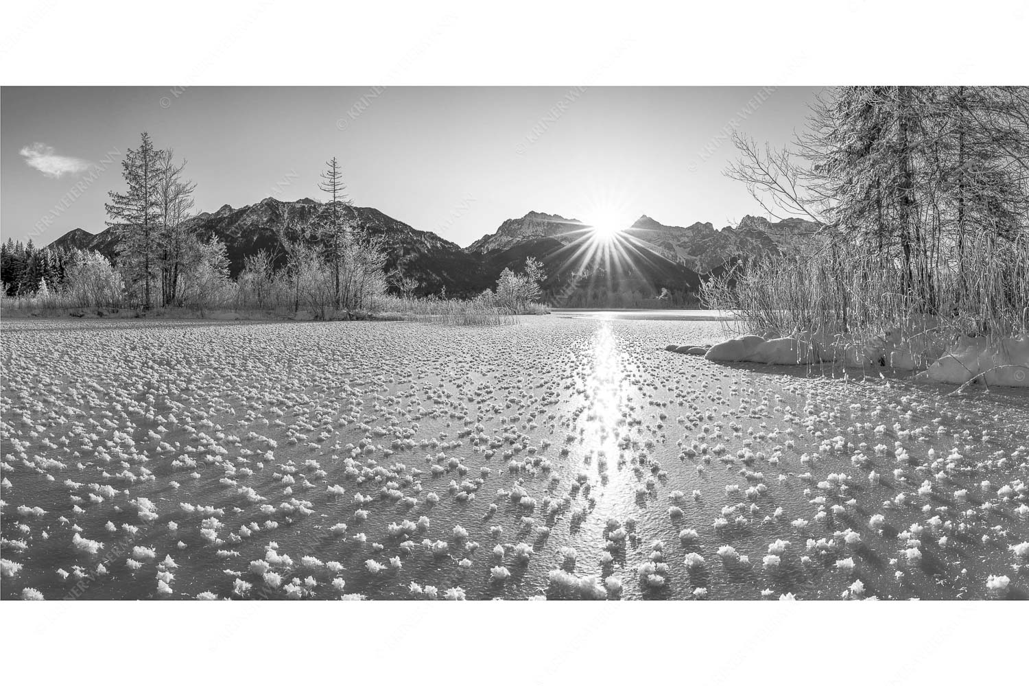 Filigran – Seitenverhältnis 2:1 — Barmsee mit Karwendel Bei großer Kälte und ohne Niederschlag bilden sich tausende Eisrosen am Barmsee