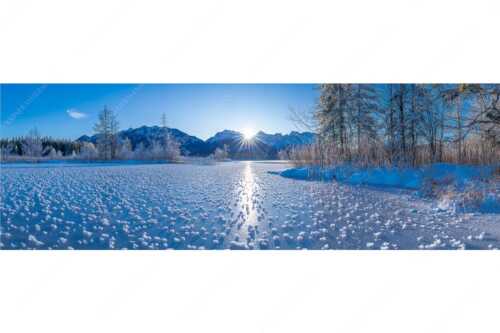 Bei großer Kälte und ohne Niederschlag bilden sich tausende Eisrosen am Barmsee - Filigran - Seitenverhältnis 3:1 - Barmsee mit Karwendel - weitere Infos unter https://www.kriner-weiermann.de
