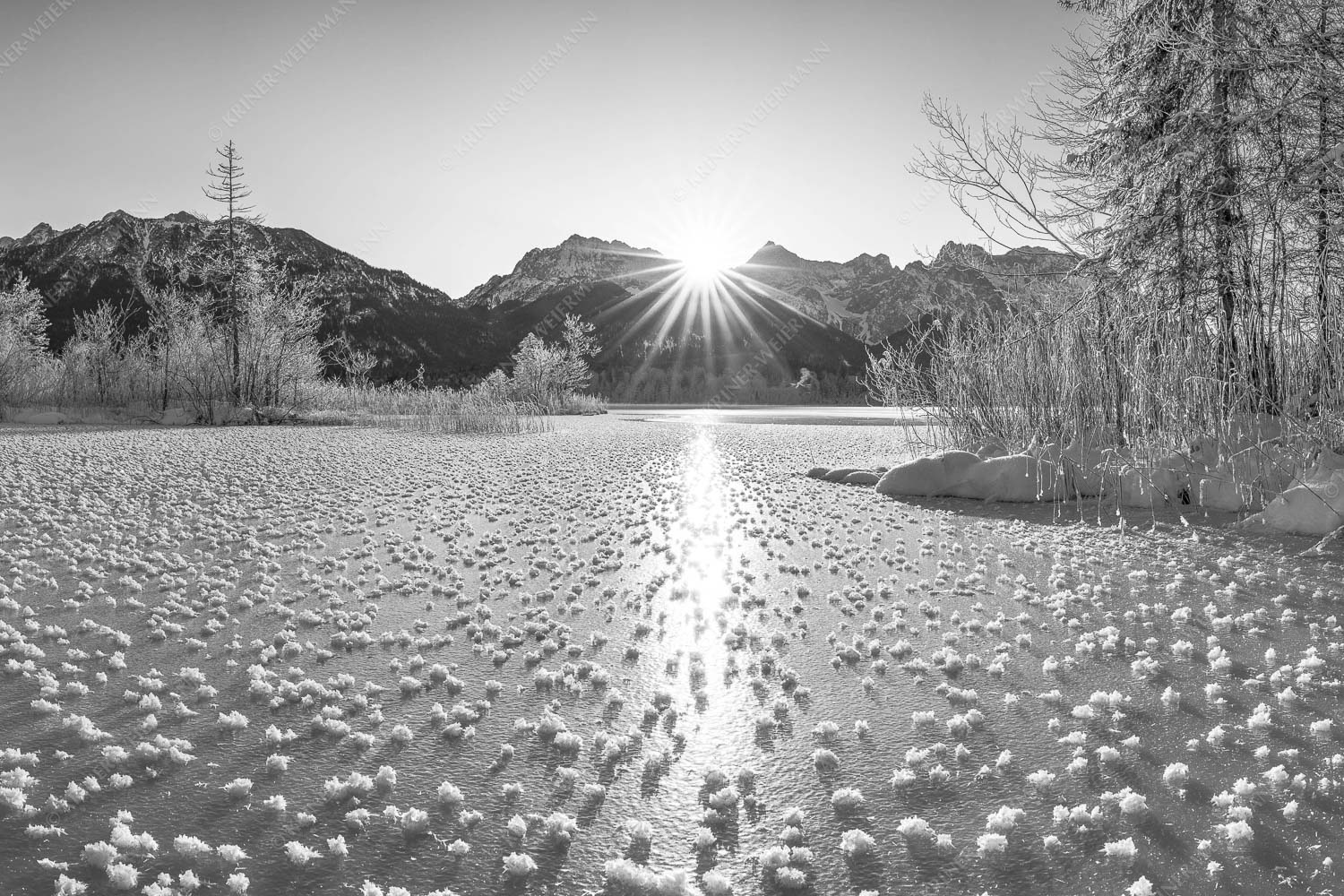 Filigran – Seitenverhältnis 3:2 — Barmsee mit Karwendel Bei großer Kälte und ohne Niederschlag bilden sich tausende Eisrosen am Barmsee