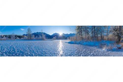 Bei großer Kälte und ohne Niederschlag bilden sich tausende Eisrosen am Barmsee - Filigran - Seitenverhältnis 4:1 - Barmsee mit Karwendel - weitere Infos unter https://www.kriner-weiermann.de