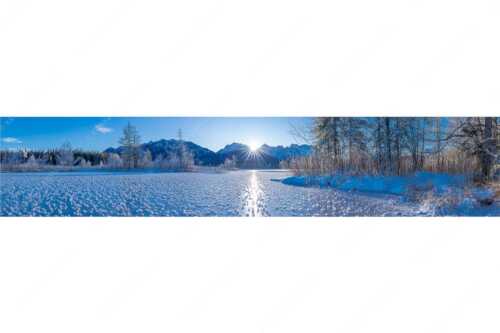 Bei großer Kälte und ohne Niederschlag bilden sich tausende Eisrosen am Barmsee - Filigran - Seitenverhältnis 5:1 - Barmsee mit Karwendel - weitere Infos unter https://www.kriner-weiermann.de