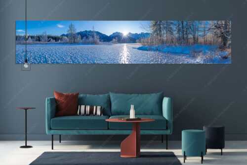 Bei großer Kälte und ohne Niederschlag bilden sich tausende Eisrosen am Barmsee - Filigran - Größe ca. 350x70cm, Seitenverhältnis 5:1 - Barmsee mit Karwendel - weitere Infos unter https://www.kriner-weiermann.de