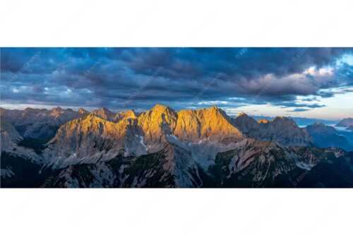 Erstes Sonnenlicht auf Raffelspitze, Hochkarspitze, Wörner und die nördliche Karwendelkette - Firewall - Seitenverhältnis 2,5:1 - Morgenstimmung Hochkarspitze Wörner im Karwendel - weitere Infos unter https://www.kriner-weiermann.de