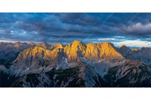 Erstes Sonnenlicht auf Raffelspitze, Hochkarspitze, Wörner und die nördliche Karwendelkette - Firewall - Seitenverhältnis 2:1 - Morgenstimmung Hochkarspitze Wörner im Karwendel - weitere Infos unter https://www.kriner-weiermann.de