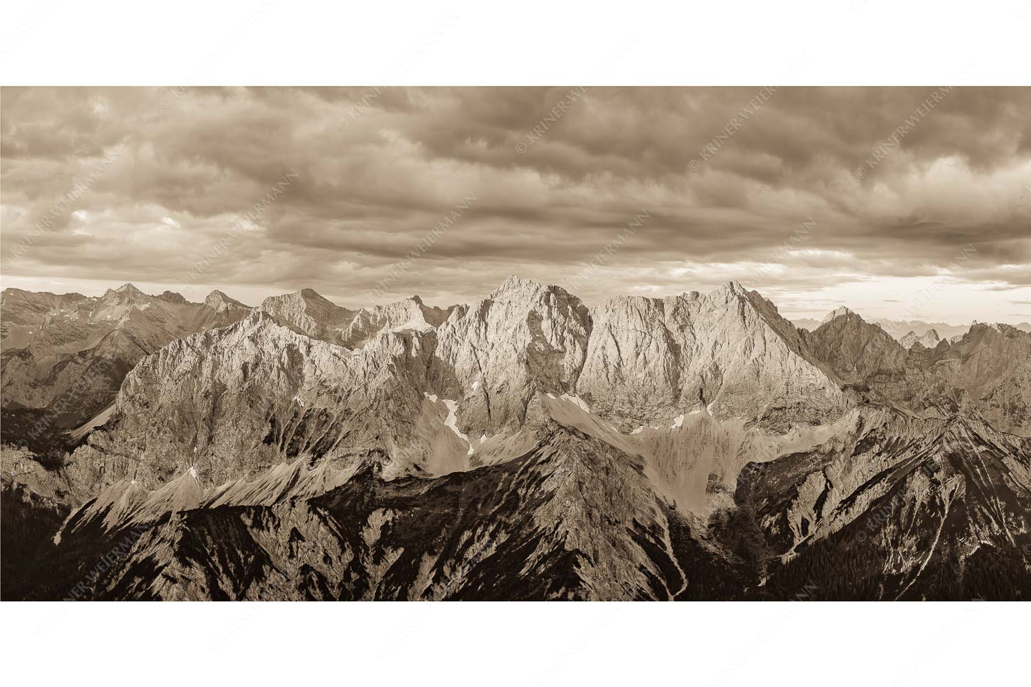 Firewall – Seitenverhältnis 2:1 — Morgenstimmung Hochkarspitze Wörner im Karwendel Erstes Sonnenlicht auf Raffelspitze, Hochkarspitze, Wörner und die nördliche Karwendelkette