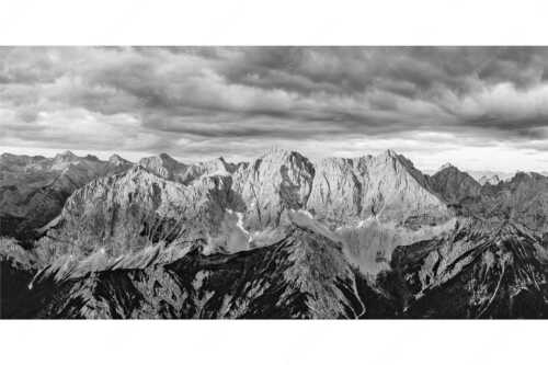 Erstes Sonnenlicht auf Raffelspitze, Hochkarspitze, Wörner und die nördliche Karwendelkette - Firewall - Seitenverhältnis 2:1 - Morgenstimmung Hochkarspitze Wörner im Karwendel - weitere Infos unter https://www.kriner-weiermann.de