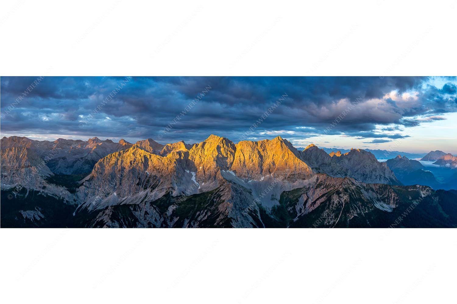 Firewall – Seitenverhältnis 3:1 — Morgenstimmung Hochkarspitze Wörner im Karwendel Erstes Sonnenlicht auf Raffelspitze, Hochkarspitze, Wörner und die nördliche Karwendelkette