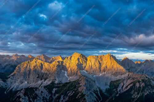 Erstes Sonnenlicht auf Raffelspitze, Hochkarspitze, Wörner und die nördliche Karwendelkette - Firewall - Seitenverhältnis 3:2 - Morgenstimmung Hochkarspitze Wörner im Karwendel - weitere Infos unter https://www.kriner-weiermann.de