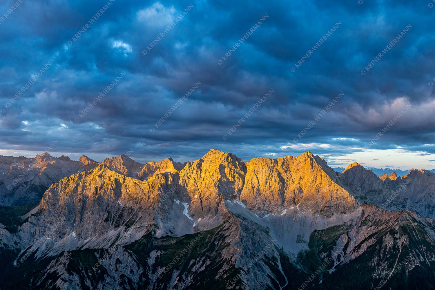 Firewall – Seitenverhältnis 3:2 — Morgenstimmung Hochkarspitze Wörner im Karwendel Erstes Sonnenlicht auf Raffelspitze, Hochkarspitze, Wörner und die nördliche Karwendelkette