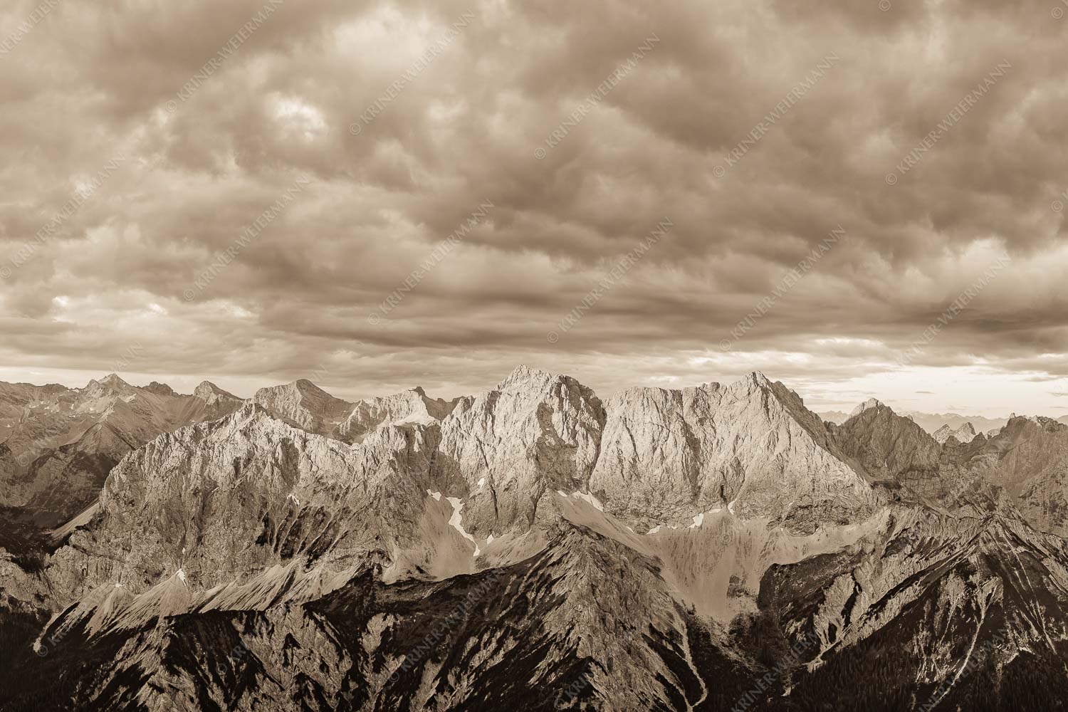 Firewall – Seitenverhältnis 3:2 — Morgenstimmung Hochkarspitze Wörner im Karwendel Erstes Sonnenlicht auf Raffelspitze, Hochkarspitze, Wörner und die nördliche Karwendelkette