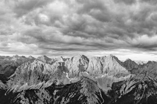 Erstes Sonnenlicht auf Raffelspitze, Hochkarspitze, Wörner und die nördliche Karwendelkette - Firewall - Seitenverhältnis 3:2 - Morgenstimmung Hochkarspitze Wörner im Karwendel - weitere Infos unter https://www.kriner-weiermann.de
