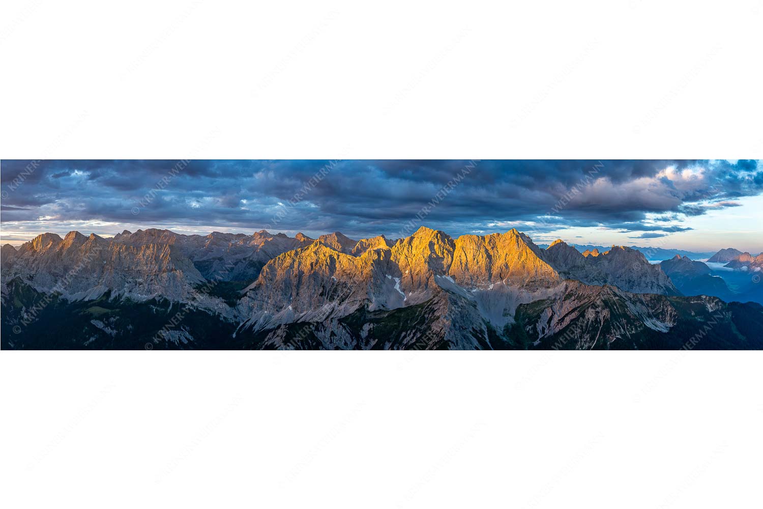 Erstes Sonnenlicht auf Raffelspitze, Hochkarspitze, Wörner und die nördliche Karwendelkette