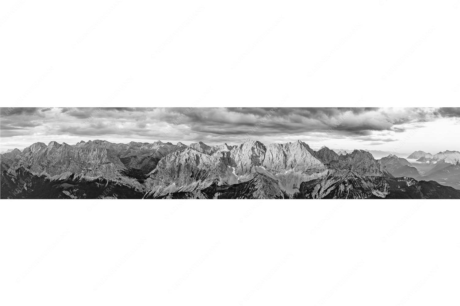 Erstes Sonnenlicht auf Raffelspitze, Hochkarspitze, Wörner und die nördliche Karwendelkette