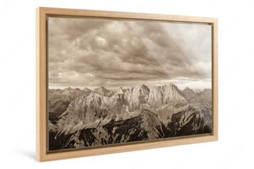 Erstes Sonnenlicht auf Raffelspitze, Hochkarspitze, Wörner und die nördliche Karwendelkette - Firewall - Foto im Schattenfugen-Rahmen - Morgenstimmung Hochkarspitze Wörner im Karwendel - weitere Infos unter https://www.kriner-weiermann.de
