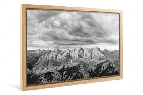Erstes Sonnenlicht auf Raffelspitze, Hochkarspitze, Wörner und die nördliche Karwendelkette - Firewall - Foto im Schattenfugen-Rahmen - Morgenstimmung Hochkarspitze Wörner im Karwendel - weitere Infos unter https://www.kriner-weiermann.de