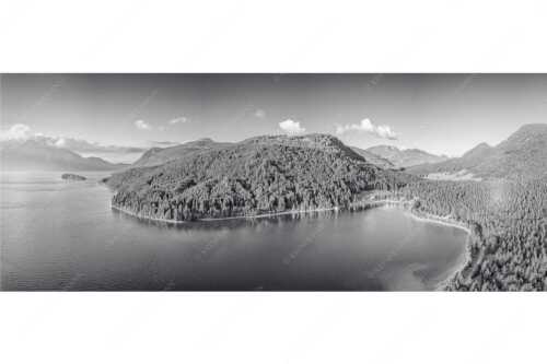 Blick über den Walchensee mit Insel Sassau zum Jochberg und Benediktenwand - Fischberg - Seitenverhältnis 2,5:1 - Walchensee Niedernach Sassau - weitere Infos unter https://www.kriner-weiermann.de