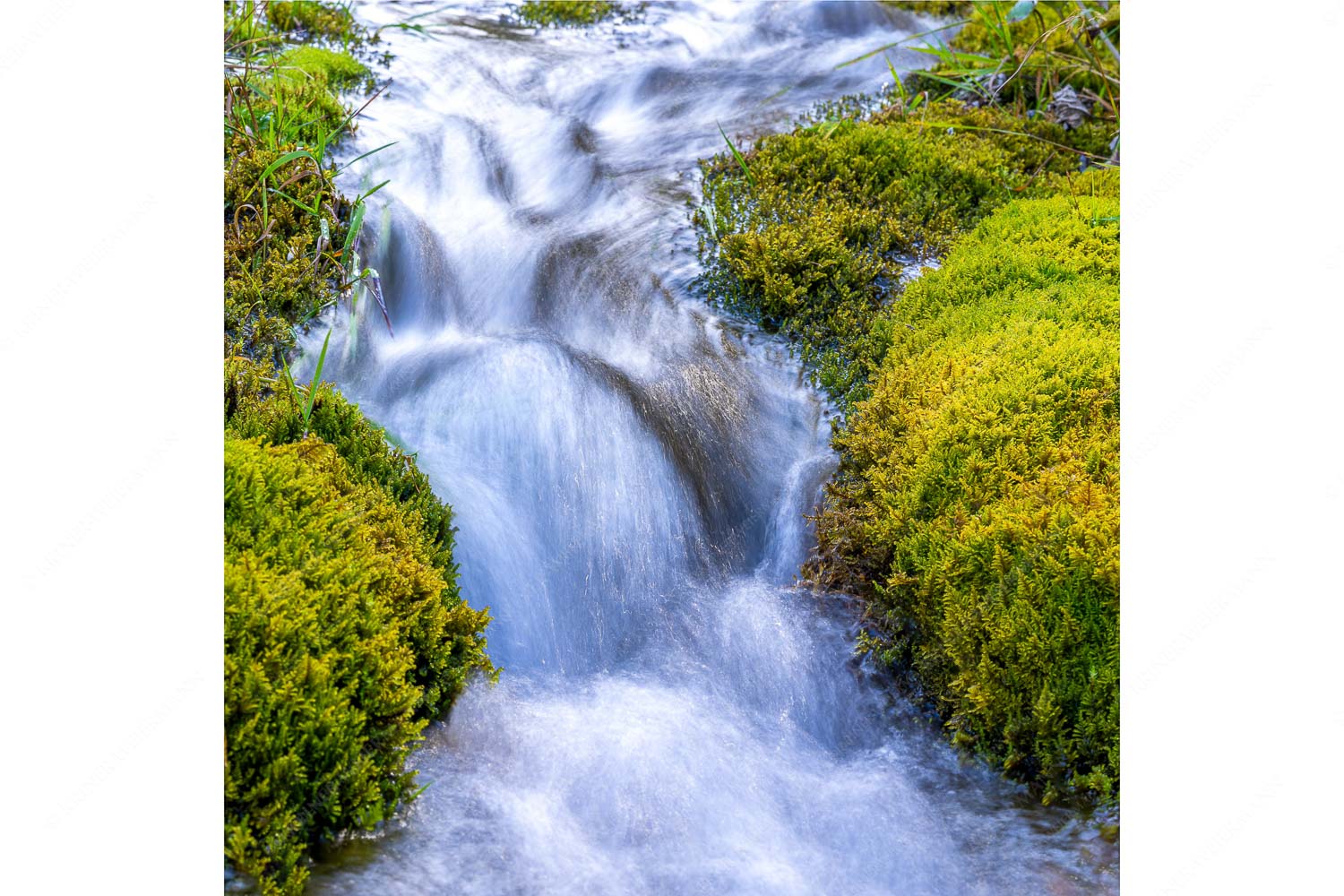 Kleiner Quellbach im Karwendelgebirge - Fließende Harmonie - Seitenverhältnis 1:1 - Bach im Karwendel - weitere Infos unter https://www.kriner-weiermann.de