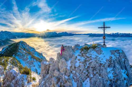 Blick vom Signalkopf über Wolkenmeer über dem Oberen Isartal zum Sonnenuntergang im Wetterstein - Fortuna II - Seitenverhältnis 3:2 - Klettern zum Signalkopf - weitere Infos unter https://www.kriner-weiermann.de