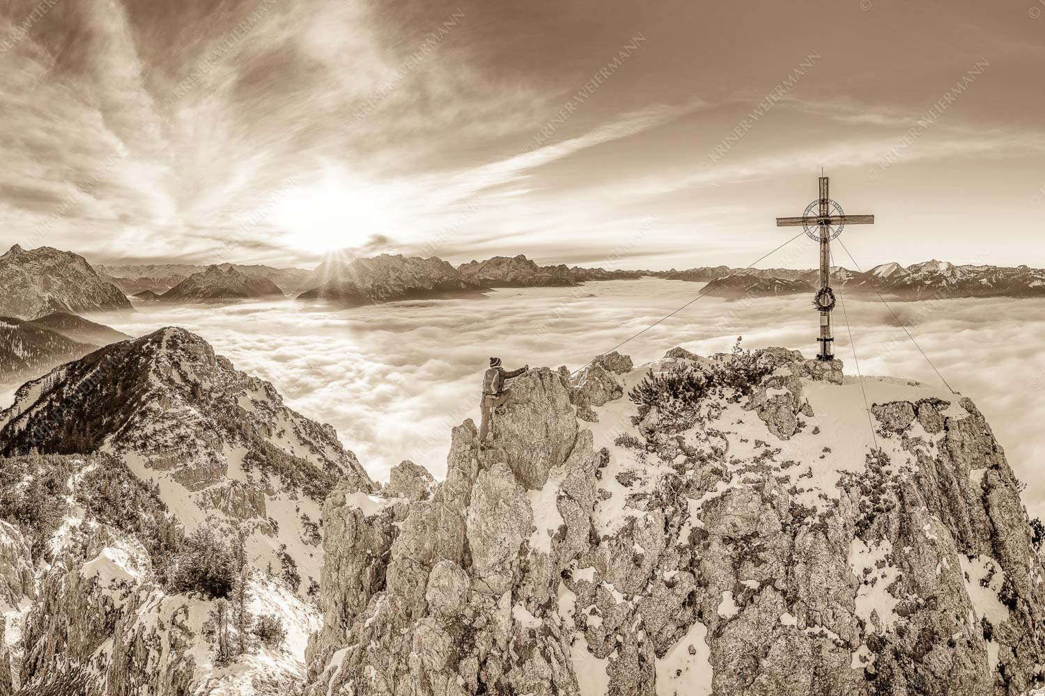 Fortuna II – Seitenverhältnis 3:2 — Klettern zum Signalkopf Blick vom Signalkopf über Wolkenmeer über dem Oberen Isartal zum Sonnenuntergang im Wetterstein