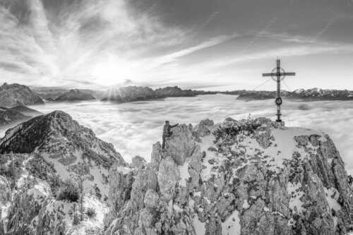 Blick vom Signalkopf über Wolkenmeer über dem Oberen Isartal zum Sonnenuntergang im Wetterstein - Fortuna II - Seitenverhältnis 3:2 - Klettern zum Signalkopf - weitere Infos unter https://www.kriner-weiermann.de