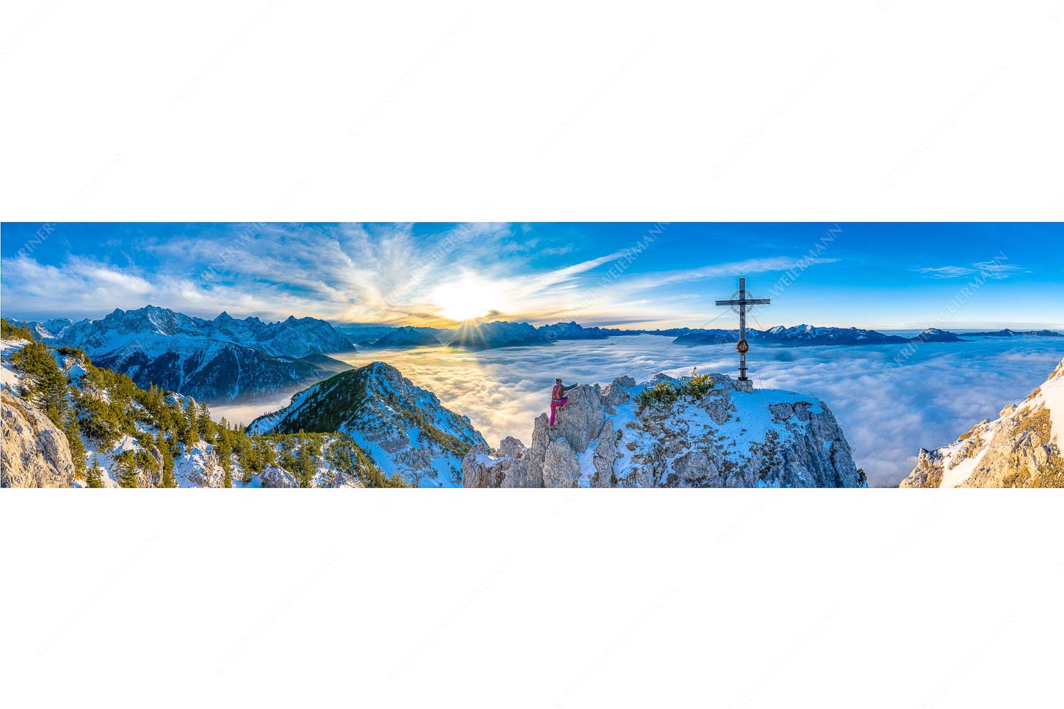 Blick vom Signalkopf über Wolkenmeer über dem Oberen Isartal zum Sonnenuntergang im Wetterstein - Fortuna II - Seitenverhältnis 4:1 - Klettern zum Signalkopf - weitere Infos unter https://www.kriner-weiermann.de