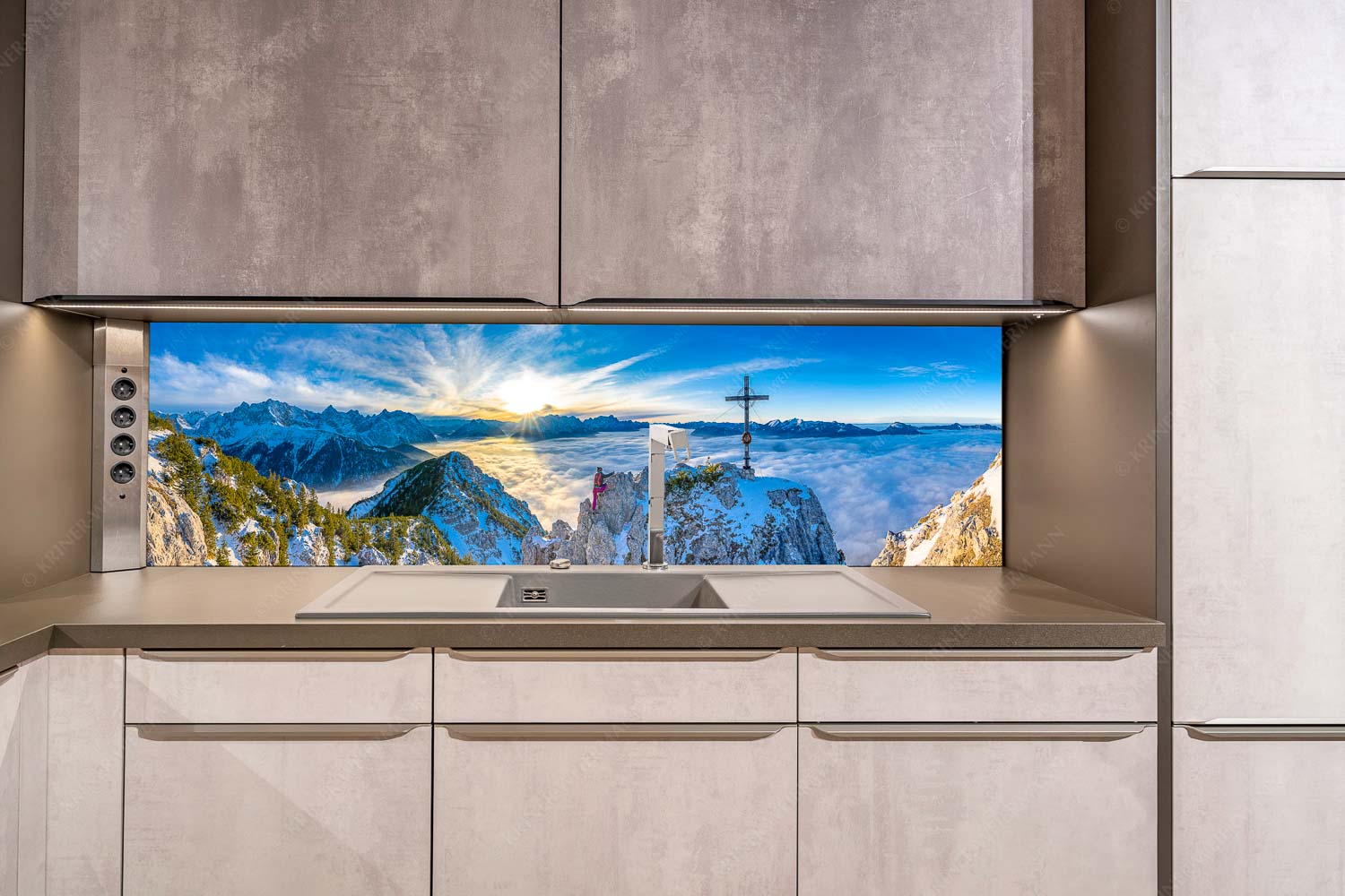 Fortuna II – Größe ca. 200x50cm, Seitenverhältnis ca: 4:1 — Klettern zum Signalkopf Blick vom Signalkopf über Wolkenmeer über dem Oberen Isartal zum Sonnenuntergang im Wetterstein - Fortuna II - Größe ca. 200x50cm, Seitenverhältnis ca: 4:1 - Klettern zum Signalkopf - weitere Infos unter https://www.kriner-weiermann.de