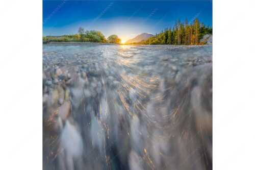Sonnenaufgang an der Isar mit Karwendelgebirge - Freude am Fließen - Seitenverhältnis 1:1 - Isar Wasser - weitere Infos unter https://www.kriner-weiermann.de