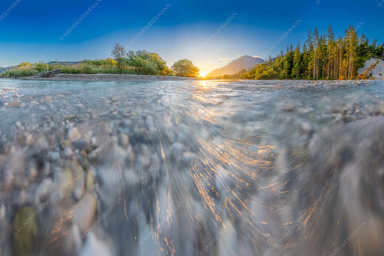 Freude am Fließen – Seitenverhältnis 3:2 — Isar Wasser Sonnenaufgang an der Isar mit Karwendelgebirge