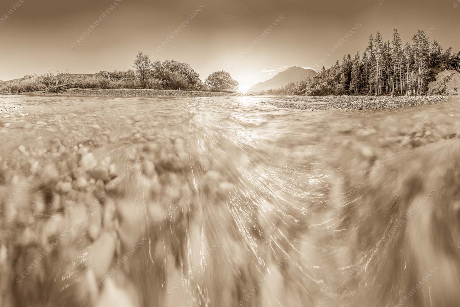 Freude am Fließen – Seitenverhältnis 3:2 — Isar Wasser Sonnenaufgang an der Isar mit Karwendelgebirge