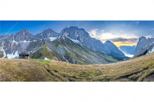 Wanderer blicken über das Puittal im Wetterstein zum bevorstehenden Sonnenaufgang - Freude wenn sie aufgeht - Seitenverhältnis 2,5:1 - Wandern ins Puittal im Wetterstein - weitere Infos unter https://www.kriner-weiermann.de