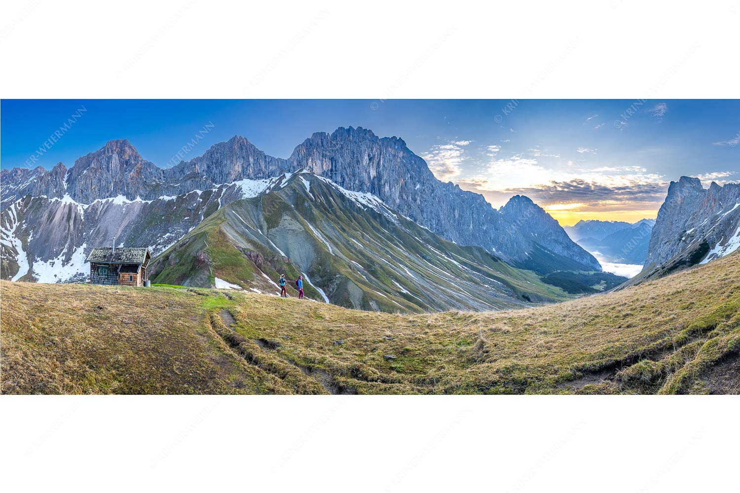 Freude wenn sie aufgeht – Seitenverhältnis 2,5:1 — Wandern ins Puittal im Wetterstein Wanderer blicken über das Puittal im Wetterstein zum bevorstehenden Sonnenaufgang