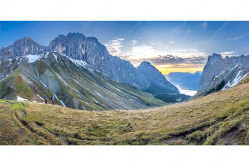 Wanderer blicken über das Puittal im Wetterstein zum bevorstehenden Sonnenaufgang - Freude wenn sie aufgeht - Seitenverhältnis 2:1 - Wandern ins Puittal im Wetterstein - weitere Infos unter https://www.kriner-weiermann.de