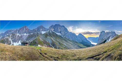 Wanderer blicken über das Puittal im Wetterstein zum bevorstehenden Sonnenaufgang - Freude wenn sie aufgeht - Seitenverhältnis 3:1 - Wandern ins Puittal im Wetterstein - weitere Infos unter https://www.kriner-weiermann.de