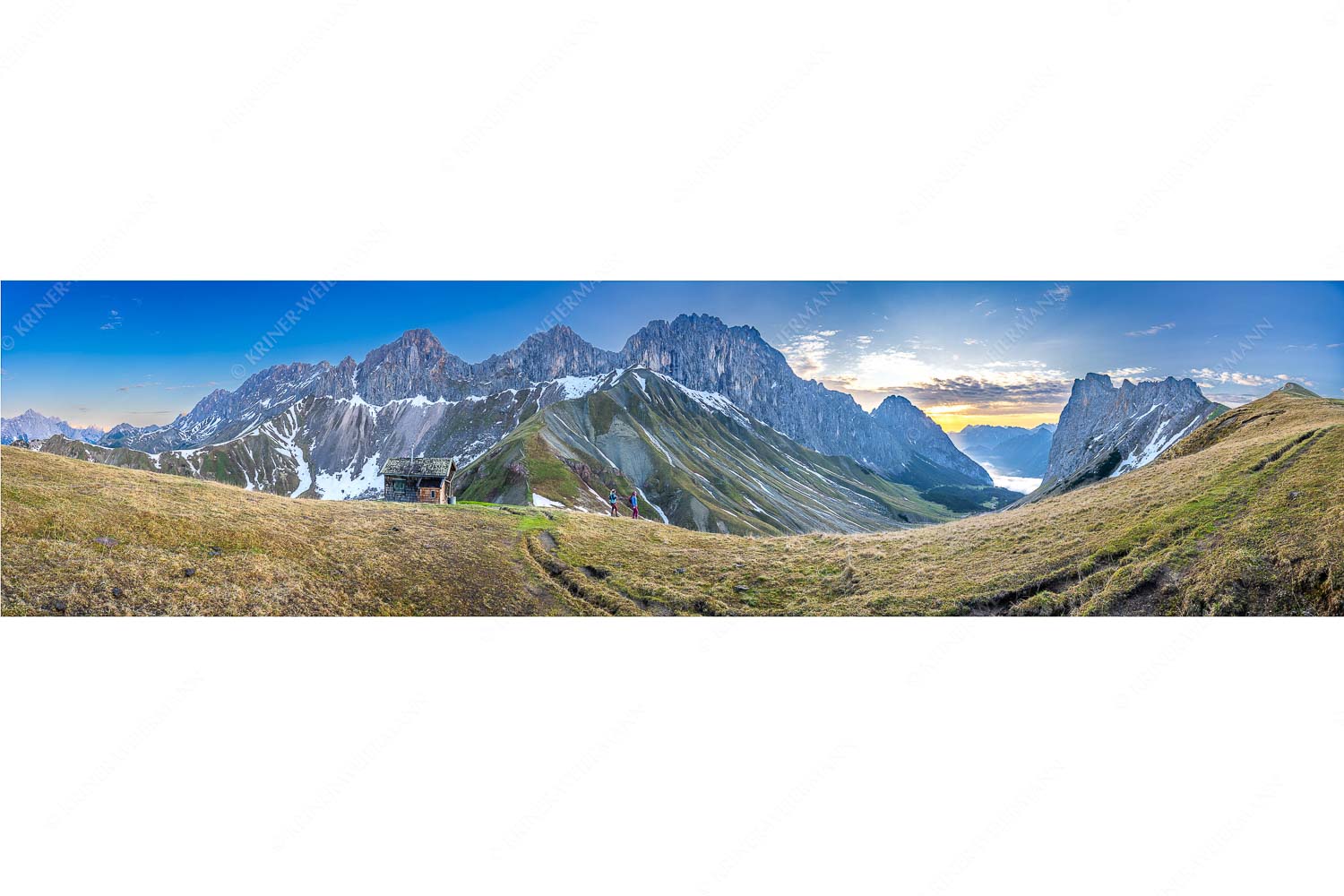 Wanderer blicken über das Puittal im Wetterstein zum bevorstehenden Sonnenaufgang