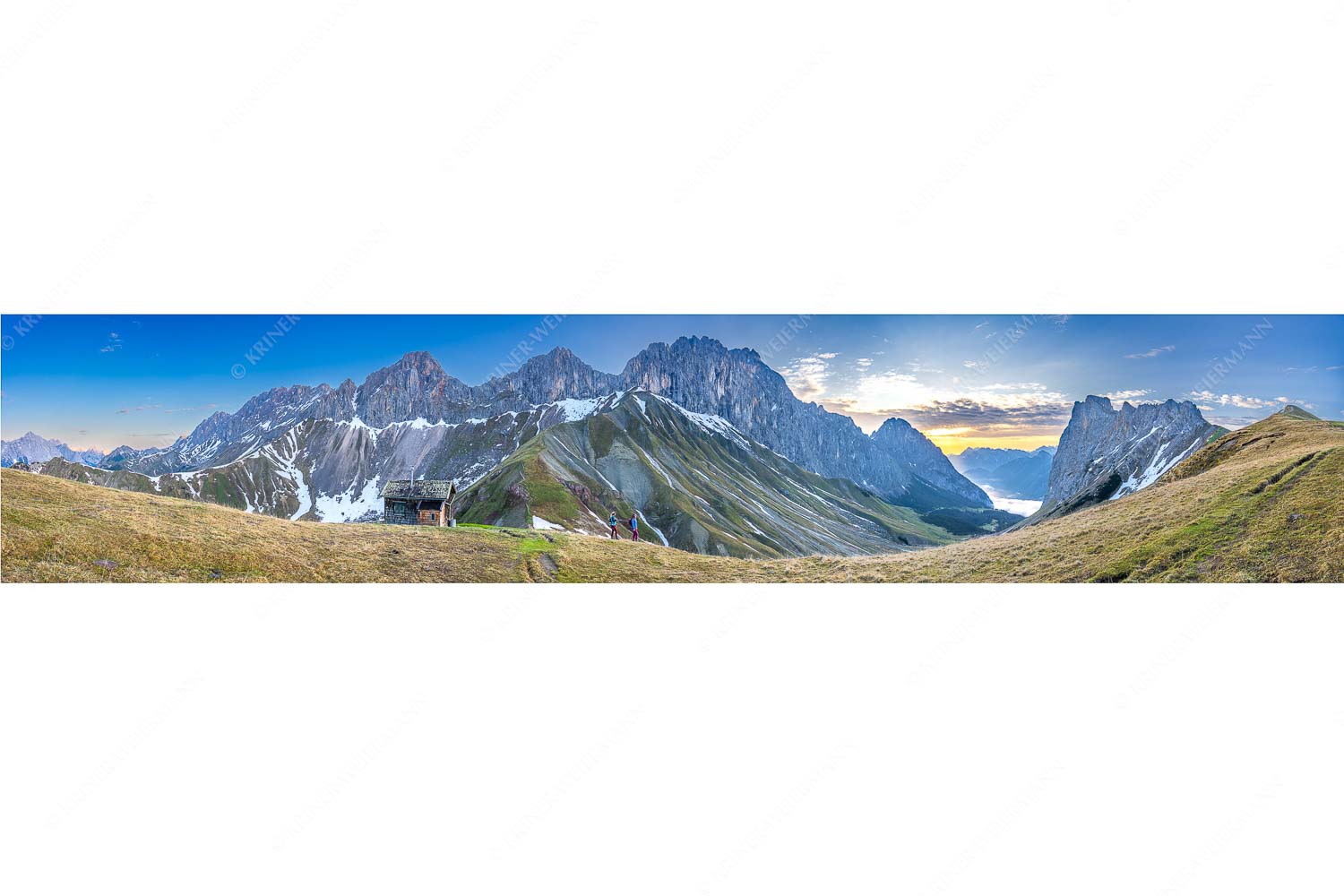 Freude wenn sie aufgeht – Seitenverhältnis 5:1 — Wandern ins Puittal im Wetterstein Wanderer blicken über das Puittal im Wetterstein zum bevorstehenden Sonnenaufgang