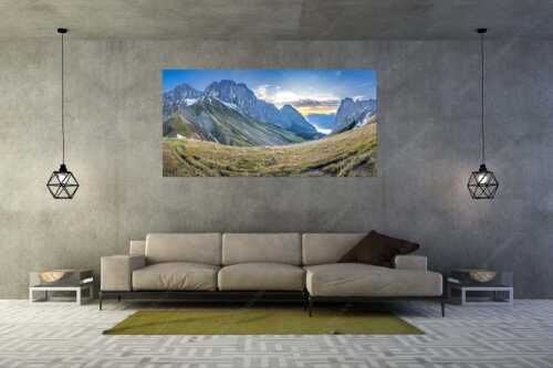 Wanderer blicken über das Puittal im Wetterstein zum bevorstehenden Sonnenaufgang - Freude wenn sie aufgeht - Größe ca. 200x100cm, Seitenverhältnis 2:1 - Wandern ins Puittal im Wetterstein - weitere Infos unter https://www.kriner-weiermann.de