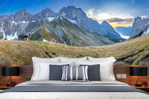 Wanderer blicken über das Puittal im Wetterstein zum bevorstehenden Sonnenaufgang - Freude wenn sie aufgeht - Größe ca. 350x140cm, Seitenverhältnis 2,5:1 - Wandern ins Puittal im Wetterstein - weitere Infos unter https://www.kriner-weiermann.de