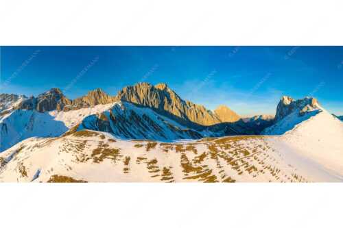 Blick über das Puittal zur Schüsselkar- und Leutascher Dreitorspitze im Wettersteingebirge - Freudige Aktion - Seitenverhältnis 2,5:1 - Winterwanderung Wetterstein - weitere Infos unter https://www.kriner-weiermann.de