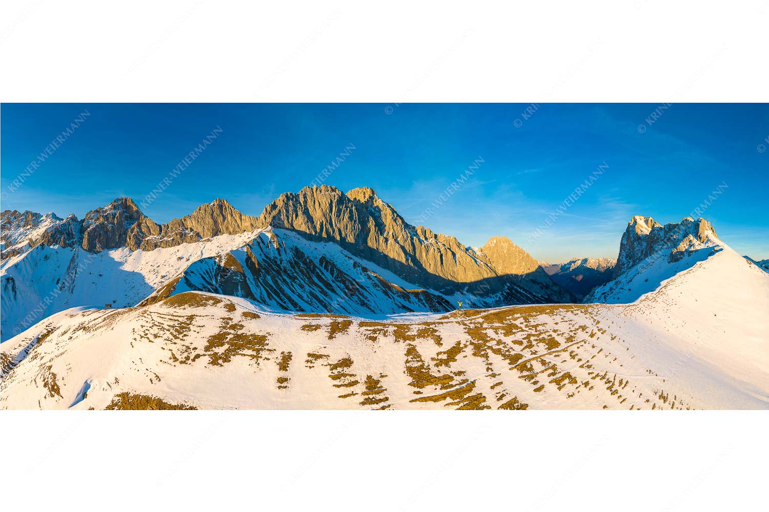 Freudige Aktion – Seitenverhältnis 2,5:1 — Winterwanderung Wetterstein Blick über das Puittal zur Schüsselkar- und Leutascher Dreitorspitze im Wettersteingebirge