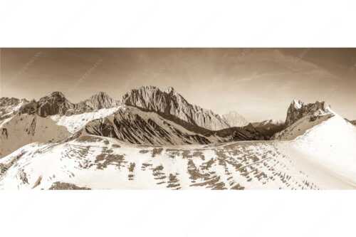 Blick über das Puittal zur Schüsselkar- und Leutascher Dreitorspitze im Wettersteingebirge - Freudige Aktion - Seitenverhältnis 2,5:1 - Winterwanderung Wetterstein - weitere Infos unter https://www.kriner-weiermann.de