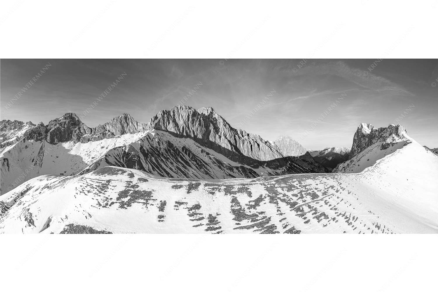 Blick über das Puittal zur Schüsselkar- und Leutascher Dreitorspitze im Wettersteingebirge - Freudige Aktion - Seitenverhältnis 2,5:1 - Winterwanderung Wetterstein - weitere Infos unter https://www.kriner-weiermann.de