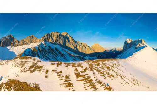 Blick über das Puittal zur Schüsselkar- und Leutascher Dreitorspitze im Wettersteingebirge - Freudige Aktion - Seitenverhältnis 2:1 - Winterwanderung Wetterstein - weitere Infos unter https://www.kriner-weiermann.de