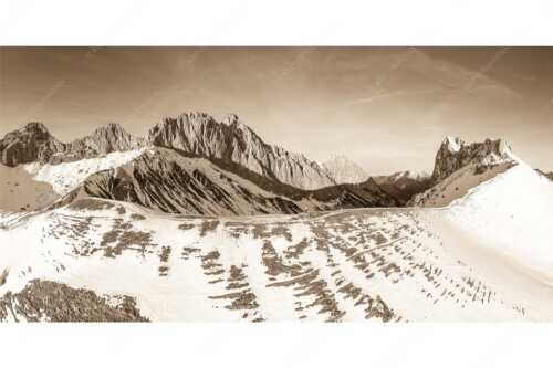 Blick über das Puittal zur Schüsselkar- und Leutascher Dreitorspitze im Wettersteingebirge - Freudige Aktion - Seitenverhältnis 2:1 - Winterwanderung Wetterstein - weitere Infos unter https://www.kriner-weiermann.de