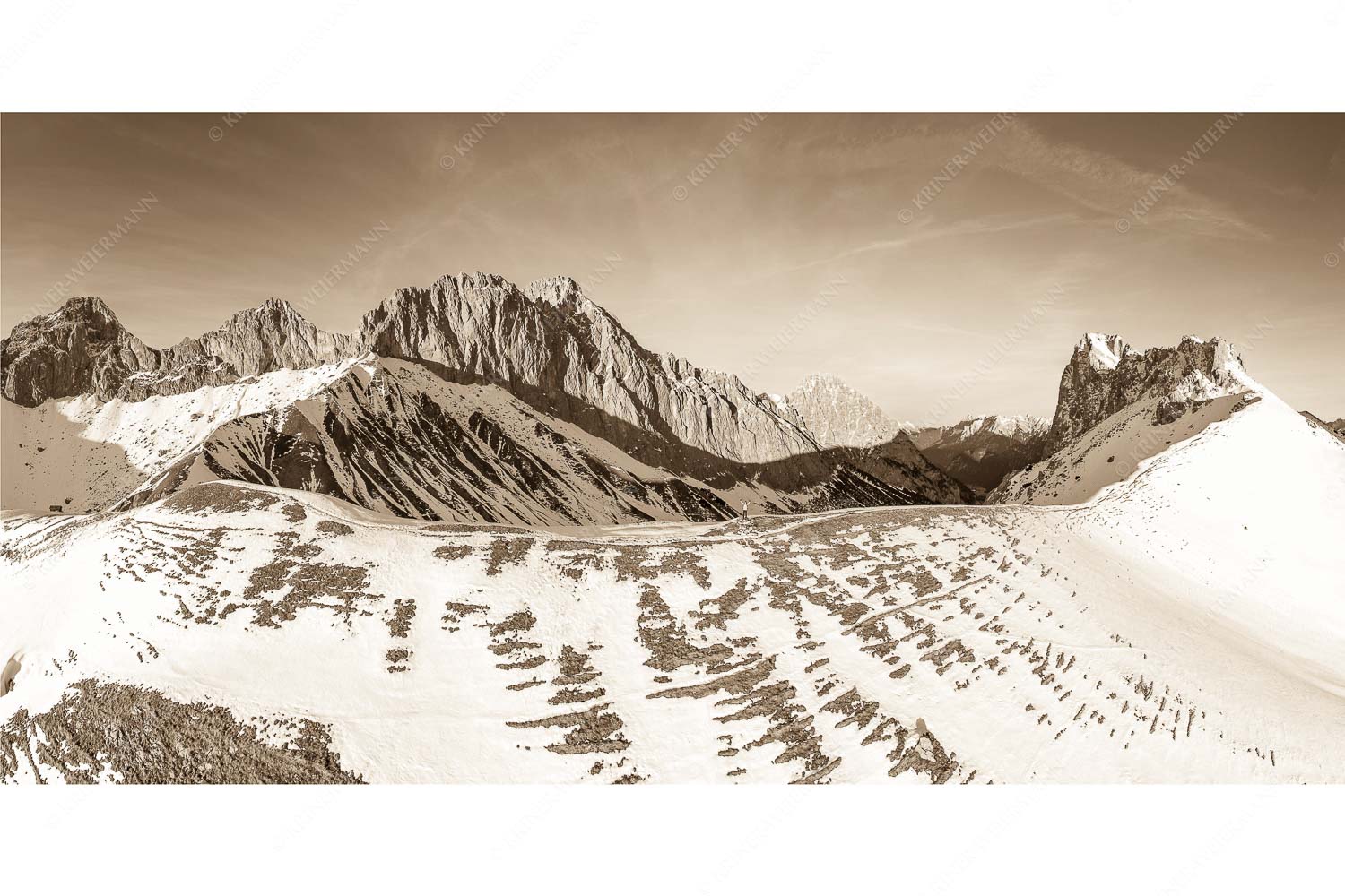 Freudige Aktion – Seitenverhältnis 2:1 — Winterwanderung Wetterstein Blick über das Puittal zur Schüsselkar- und Leutascher Dreitorspitze im Wettersteingebirge