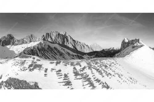 Blick über das Puittal zur Schüsselkar- und Leutascher Dreitorspitze im Wettersteingebirge - Freudige Aktion - Seitenverhältnis 2:1 - Winterwanderung Wetterstein - weitere Infos unter https://www.kriner-weiermann.de