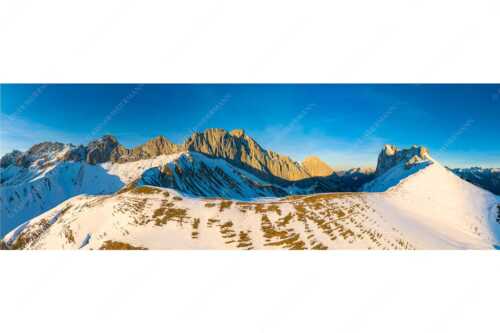 Blick über das Puittal zur Schüsselkar- und Leutascher Dreitorspitze im Wettersteingebirge - Freudige Aktion - Seitenverhältnis 3:1 - Winterwanderung Wetterstein - weitere Infos unter https://www.kriner-weiermann.de