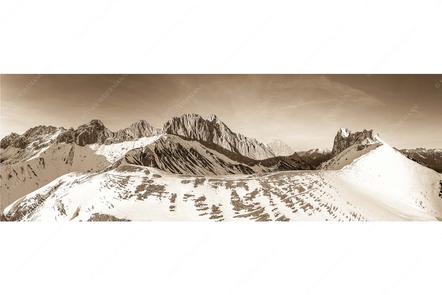 Freudige Aktion – Seitenverhältnis 3:1 — Winterwanderung Wetterstein Blick über das Puittal zur Schüsselkar- und Leutascher Dreitorspitze im Wettersteingebirge