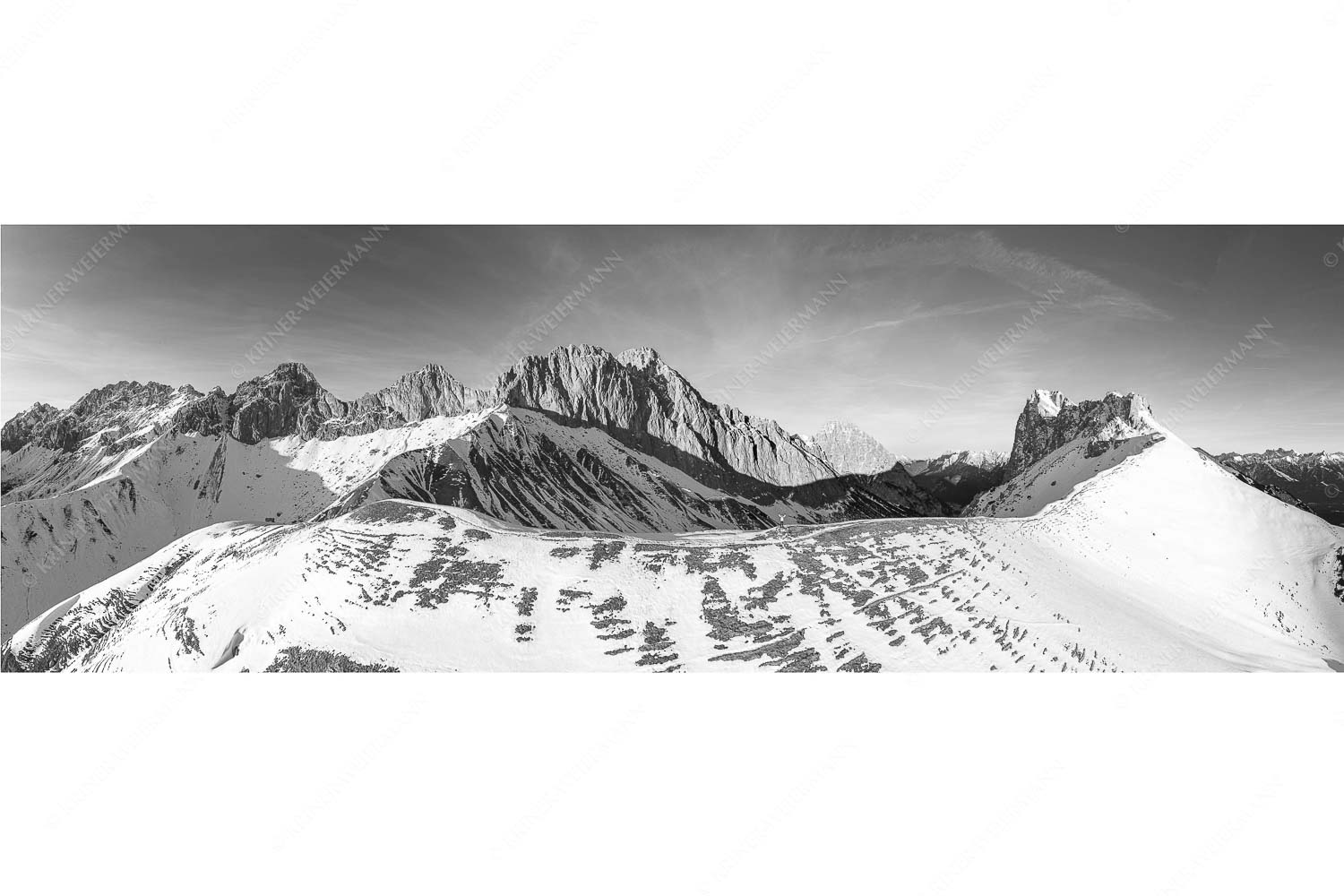 Freudige Aktion – Seitenverhältnis 3:1 — Winterwanderung Wetterstein Blick über das Puittal zur Schüsselkar- und Leutascher Dreitorspitze im Wettersteingebirge