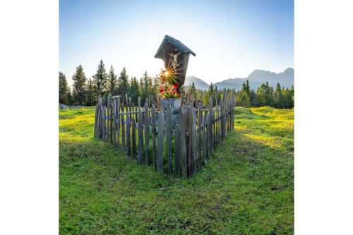 Sonnenaufgang auf der Alm mit Karwendel im Hintergrund - Friedlicher Morgen - Seitenverhältnis 1:1 - Feldkreuz mit Karwendel - weitere Infos unter https://www.kriner-weiermann.de